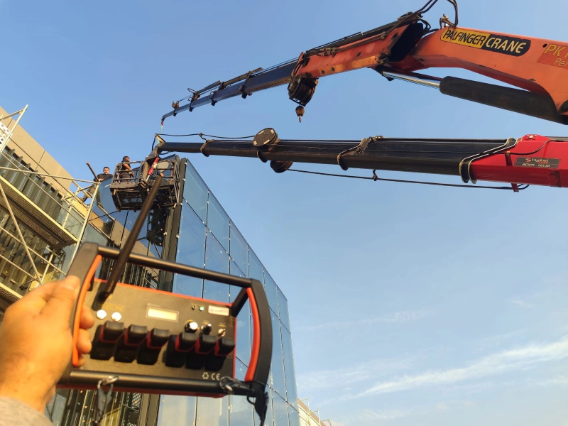 Crane Remote Control The special equipment is currently in use.